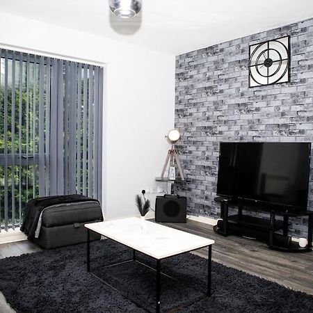 Stylish Two-Bedroom Salford Quays Apartment Manchester Exterior photo