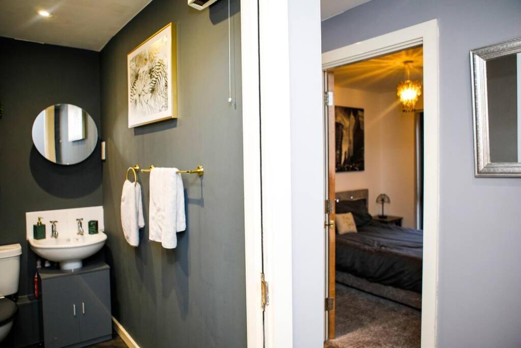 Stylish Two-Bedroom Salford Quays Apartment Manchester Exterior photo